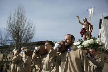 La procesión del Cristo Resucitado ha recorrido las calles de Pamplona por segundo año
