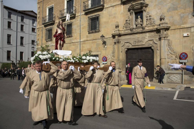 La procesión del Cristo Resucitado ha recorrido las calles de Pamplona por segundo año
