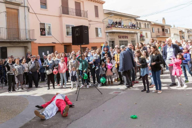 El buen tiempo animó a los habitantes de la localidad ribera a presenciar una representación que se celebra desde el siglo XIX