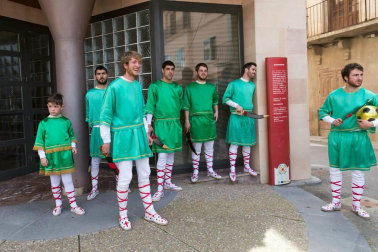 El buen tiempo animó a los habitantes de la localidad ribera a presenciar una representación que se celebra desde el siglo XIX
