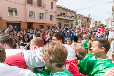 El buen tiempo animó a los habitantes de la localidad ribera a presenciar una representación que se celebra desde el siglo XIX
