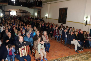 Vecinos de Arguedas, Cadreita y Mélida arroparon a la virgen en la misa y después comieron junto a la ermita
