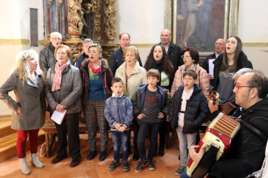 Vecinos de Arguedas, Cadreita y Mélida arroparon a la virgen en la misa y después comieron junto a la ermita