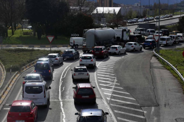 Un camión cisterna ha volcado este martes en la ronda de Pamplona, a la altura de Ansoáin, y el vertido de hidrocarburo ha llegado al río Arga.