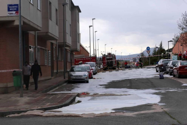 Un camión cisterna ha volcado este martes en la ronda de Pamplona, a la altura de Ansoáin, y el vertido de hidrocarburo ha llegado al río Arga.