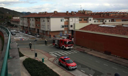 Un camión cisterna ha volcado este martes en la ronda de Pamplona, a la altura de Ansoáin, y el vertido de hidrocarburo ha llegado al río Arga.