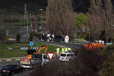 Un camión cisterna ha volcado este martes en la ronda de Pamplona, a la altura de Ansoáin, y el vertido de hidrocarburo ha llegado al río Arga.