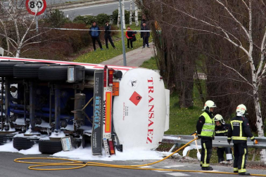 Un camión cisterna ha volcado este martes en la ronda de Pamplona, a la altura de Ansoáin, y el vertido de hidrocarburo ha llegado al río Arga.
