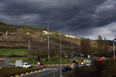 Un camión cisterna ha volcado este martes en la ronda de Pamplona, a la altura de Ansoáin, y el vertido de hidrocarburo ha llegado al río Arga.