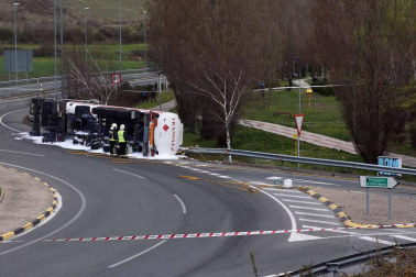 Un camión cisterna ha volcado este martes en la ronda de Pamplona, a la altura de Ansoáin, y el vertido de hidrocarburo ha llegado al río Arga.