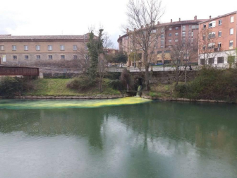 Un camión cisterna ha volcado este martes en la ronda de Pamplona, a la altura de Ansoáin, y el vertido de hidrocarburo ha llegado al río Arga.