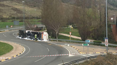 Un camión cisterna ha volcado este martes en la ronda de Pamplona, a la altura de Ansoáin, y el vertido de hidrocarburo ha llegado al río Arga.
