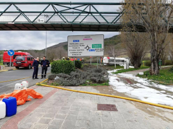 Un camión cisterna ha volcado este martes en la ronda de Pamplona, a la altura de Ansoáin, y el vertido de hidrocarburo ha llegado al río Arga.