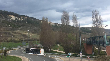 Un camión cisterna ha volcado este martes en la ronda de Pamplona, a la altura de Ansoáin, y el vertido de hidrocarburo ha llegado al río Arga.