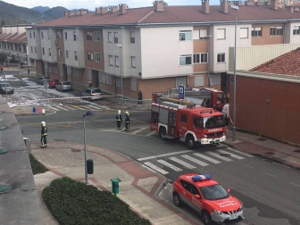 Un camión cisterna ha volcado este martes en la ronda de Pamplona, a la altura de Ansoáin, y el vertido de hidrocarburo ha llegado al río Arga.