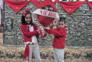 La capilla de San Fermín acogió este miércoles la misa de la escalera del 4 de abril, el cuarto peldaño.