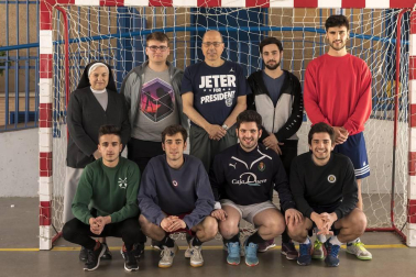 Las instalaciones del colegio pamplonés de Nuestra Señora del Huerto fueron el escenario de la tercera edición del Torneo de 12 horas Interparroquial de Semana Santa. Una iniciativa deportiva y solidaria con la que se quiere apoyar el proyecto que la congregación religiosa de este centro educativo tiene en el Congo.