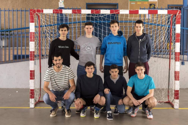 Las instalaciones del colegio pamplonés de Nuestra Señora del Huerto fueron el escenario de la tercera edición del Torneo de 12 horas Interparroquial de Semana Santa. Una iniciativa deportiva y solidaria con la que se quiere apoyar el proyecto que la congregación religiosa de este centro educativo tiene en el Congo.