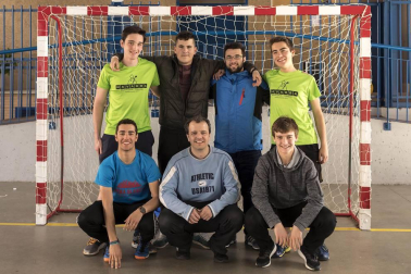 Las instalaciones del colegio pamplonés de Nuestra Señora del Huerto fueron el escenario de la tercera edición del Torneo de 12 horas Interparroquial de Semana Santa. Una iniciativa deportiva y solidaria con la que se quiere apoyar el proyecto que la congregación religiosa de este centro educativo tiene en el Congo.