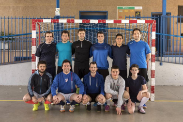 Las instalaciones del colegio pamplonés de Nuestra Señora del Huerto fueron el escenario de la tercera edición del Torneo de 12 horas Interparroquial de Semana Santa. Una iniciativa deportiva y solidaria con la que se quiere apoyar el proyecto que la congregación religiosa de este centro educativo tiene en el Congo.