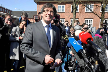 Carles Puigdemont sale de la prisión alemana de Neumünster tras pagar la fianza