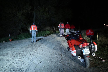 Agentes de Policía Foral y Bomberos de Navarra realizan la búsqueda del desaparecido tras caer al río en Lodosa.