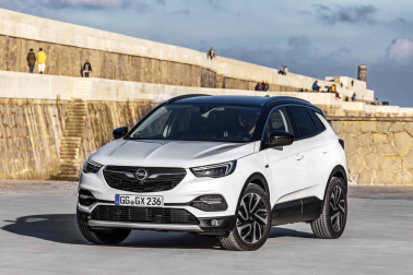 La marca alemana lanza el acabado más lujoso, llamado Ultimate, para su nuevo todocamino, el Grandland X. Se trata así de la propuesta más vestida y tope de gama, que incluye un sistema de navegación con una pantalla multimedia de 8 pulgadas, Opel OnStar y frenada automática de emergencia