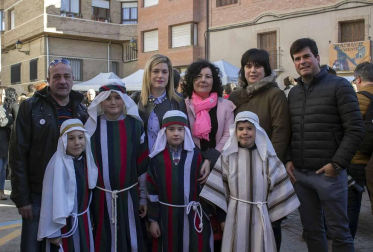 Desde el juicio de Pilatos hasta la crucifixión, Andosilla revive la pasión de Cristo cada Viernes Santo. La escenificación de este episodio bíblico, protagonizado por vecinos de la localidad, es uno de los eventos más interesantes de estas fechas en Navarra. Durante la mañana hubo, además, Mercado hebreo.