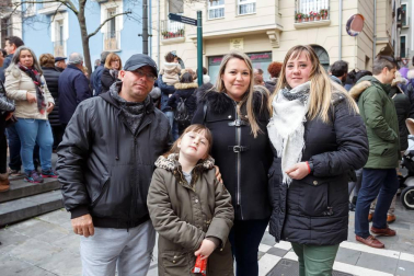 Las calles del casco antiguo de Pamplona acogieron la tarde de Viernes Santo el que está considerado acto más representativo de la Semana Santa en la capital: la procesión del Santo Entierro. Vecinos y visitantes observaron el desfile de los once pasos de la Hermandad de la Pasión y de la querida imagen de La Dolorosa.