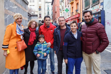 Las calles del casco antiguo de Pamplona acogieron la tarde de Viernes Santo el que está considerado acto más representativo de la Semana Santa en la capital: la procesión del Santo Entierro. Vecinos y visitantes observaron el desfile de los once pasos de la Hermandad de la Pasión y de la querida imagen de La Dolorosa.