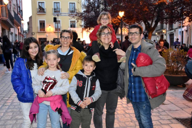 Tudela cuenta con un amplio repertorio de tradiciones alrededor de las fiestas de la Semana Santa. La Bajada del Ángel y el Volatín son las más reconocidas dentro y fuera de la capital ribera, pero también se realizan otras interesantes actividades como la escenificación de la Pasión de Cristo, que se puso en marcha el miércoles 28 de marzo en el escenario preparado para la ocasión en la plaza Mercadal.