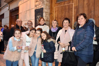 Tudela cuenta con un amplio repertorio de tradiciones alrededor de las fiestas de la Semana Santa. La Bajada del Ángel y el Volatín son las más reconocidas dentro y fuera de la capital ribera, pero también se realizan otras interesantes actividades como la escenificación de la Pasión de Cristo, que se puso en marcha el miércoles 28 de marzo en el escenario preparado para la ocasión en la plaza Mercadal.