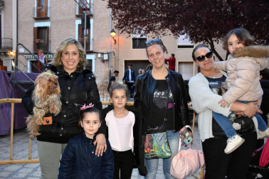 Tudela cuenta con un amplio repertorio de tradiciones alrededor de las fiestas de la Semana Santa. La Bajada del Ángel y el Volatín son las más reconocidas dentro y fuera de la capital ribera, pero también se realizan otras interesantes actividades como la escenificación de la Pasión de Cristo, que se puso en marcha el miércoles 28 de marzo en el escenario preparado para la ocasión en la plaza Mercadal.