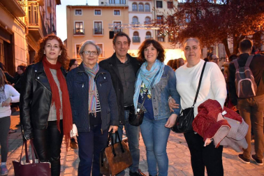 Tudela cuenta con un amplio repertorio de tradiciones alrededor de las fiestas de la Semana Santa. La Bajada del Ángel y el Volatín son las más reconocidas dentro y fuera de la capital ribera, pero también se realizan otras interesantes actividades como la escenificación de la Pasión de Cristo, que se puso en marcha el miércoles 28 de marzo en el escenario preparado para la ocasión en la plaza Mercadal.