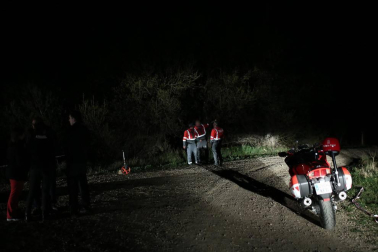 Agentes de Policía Foral y Bomberos de Navarra realizan la búsqueda del desaparecido tras caer al río en Lodosa.