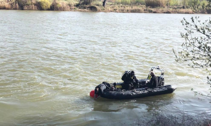 Agentes de Policía Foral y Bomberos de Navarra realizan la búsqueda del desaparecido tras caer al río en Lodosa.