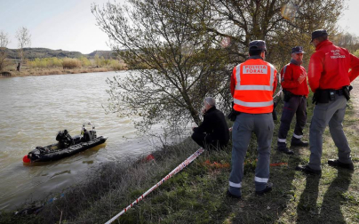Agentes de Policía Foral y Bomberos de Navarra realizan la búsqueda del desaparecido tras caer al río en Lodosa.