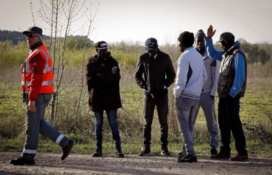 Agentes de Policía Foral y Bomberos de Navarra realizan la búsqueda del desaparecido tras caer al río en Lodosa.