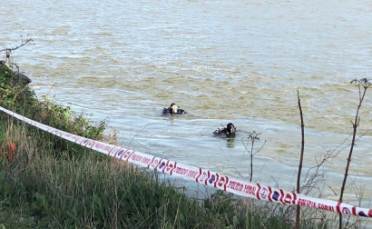 Agentes de Policía Foral y Bomberos de Navarra realizan la búsqueda del desaparecido tras caer al río en Lodosa.