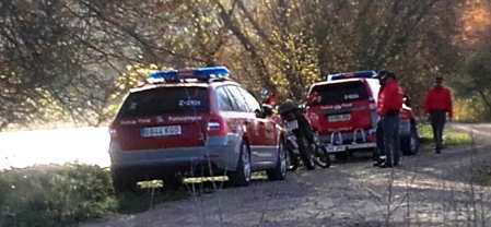 Agentes de Policía Foral y Bomberos de Navarra realizan la búsqueda del desaparecido tras caer al río en Lodosa.