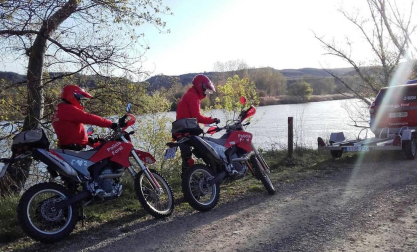 Agentes de Policía Foral y Bomberos de Navarra realizan la búsqueda del desaparecido tras caer al río en Lodosa.