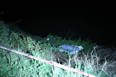Agentes de Policía Foral y Bomberos de Navarra realizan la búsqueda del desaparecido tras caer al río en Lodosa.