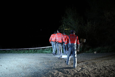 Agentes de Policía Foral y Bomberos de Navarra realizan la búsqueda del desaparecido tras caer al río en Lodosa.