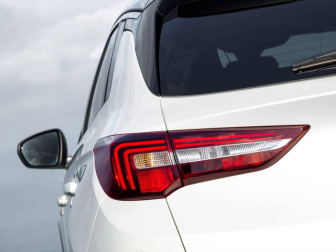 La marca alemana lanza el acabado más lujoso, llamado Ultimate, para su nuevo todocamino, el Grandland X. Se trata así de la propuesta más vestida y tope de gama, que incluye un sistema de navegación con una pantalla multimedia de 8 pulgadas, Opel OnStar y frenada automática de emergencia