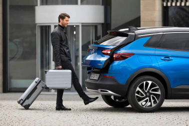 La marca alemana lanza el acabado más lujoso, llamado Ultimate, para su nuevo todocamino, el Grandland X. Se trata así de la propuesta más vestida y tope de gama, que incluye un sistema de navegación con una pantalla multimedia de 8 pulgadas, Opel OnStar y frenada automática de emergencia