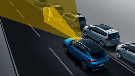 La marca alemana lanza el acabado más lujoso, llamado Ultimate, para su nuevo todocamino, el Grandland X. Se trata así de la propuesta más vestida y tope de gama, que incluye un sistema de navegación con una pantalla multimedia de 8 pulgadas, Opel OnStar y frenada automática de emergencia