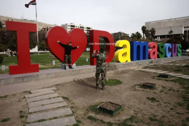 Callejeando por la capital siria, en pleno frente de guerra, sorprende la cotidianidad de la vida. Una pareja se regala miradas y un ramo de flores, un grupo de niños sale del colegio, dos universitarias comen en una terraza...