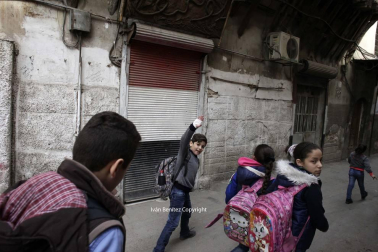 Callejeando por la capital siria, en pleno frente de guerra, sorprende la cotidianidad de la vida. Una pareja se regala miradas y un ramo de flores, un grupo de niños sale del colegio, dos universitarias comen en una terraza...
