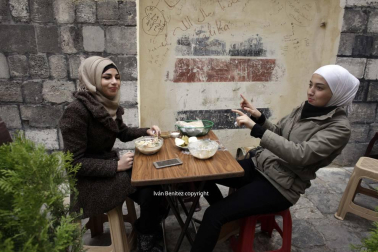 Callejeando por la capital siria, en pleno frente de guerra, sorprende la cotidianidad de la vida. Una pareja se regala miradas y un ramo de flores, un grupo de niños sale del colegio, dos universitarias comen en una terraza...