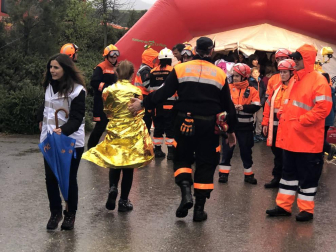Unas 240 personas participaron este sábado en un ensayo de un accidente de un autobús escolar con el objetivo de articular un Plan de Emergencias